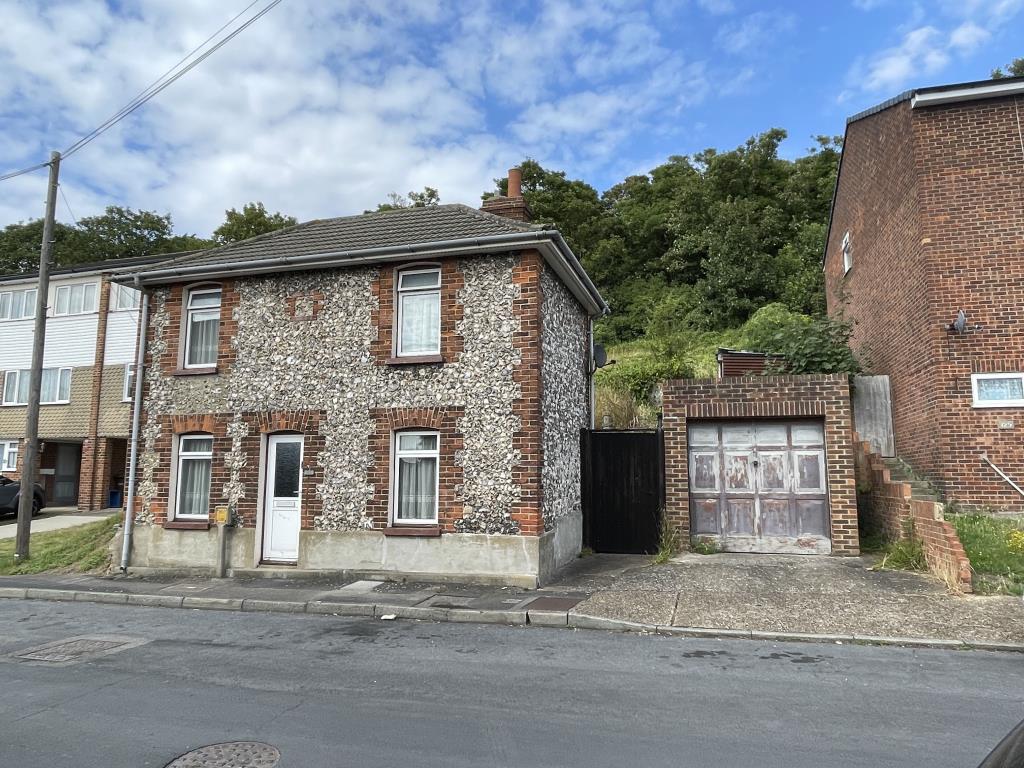 Lot: 108 - DETACHED HOUSE IN NEED OF MODERNISATION WITH POTENTIAL - view of detached house for refurbishment with garage